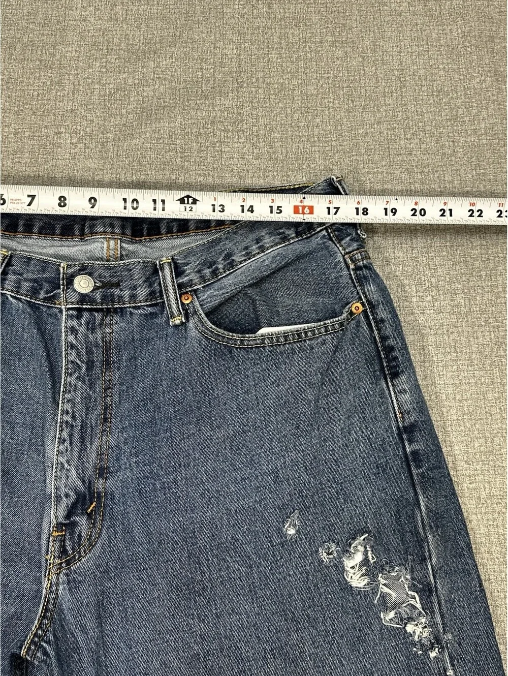 Levi’s 550 Relaxed Fit Jeans Men’s 35x32 Blue Denim Distressed Hole Vintage